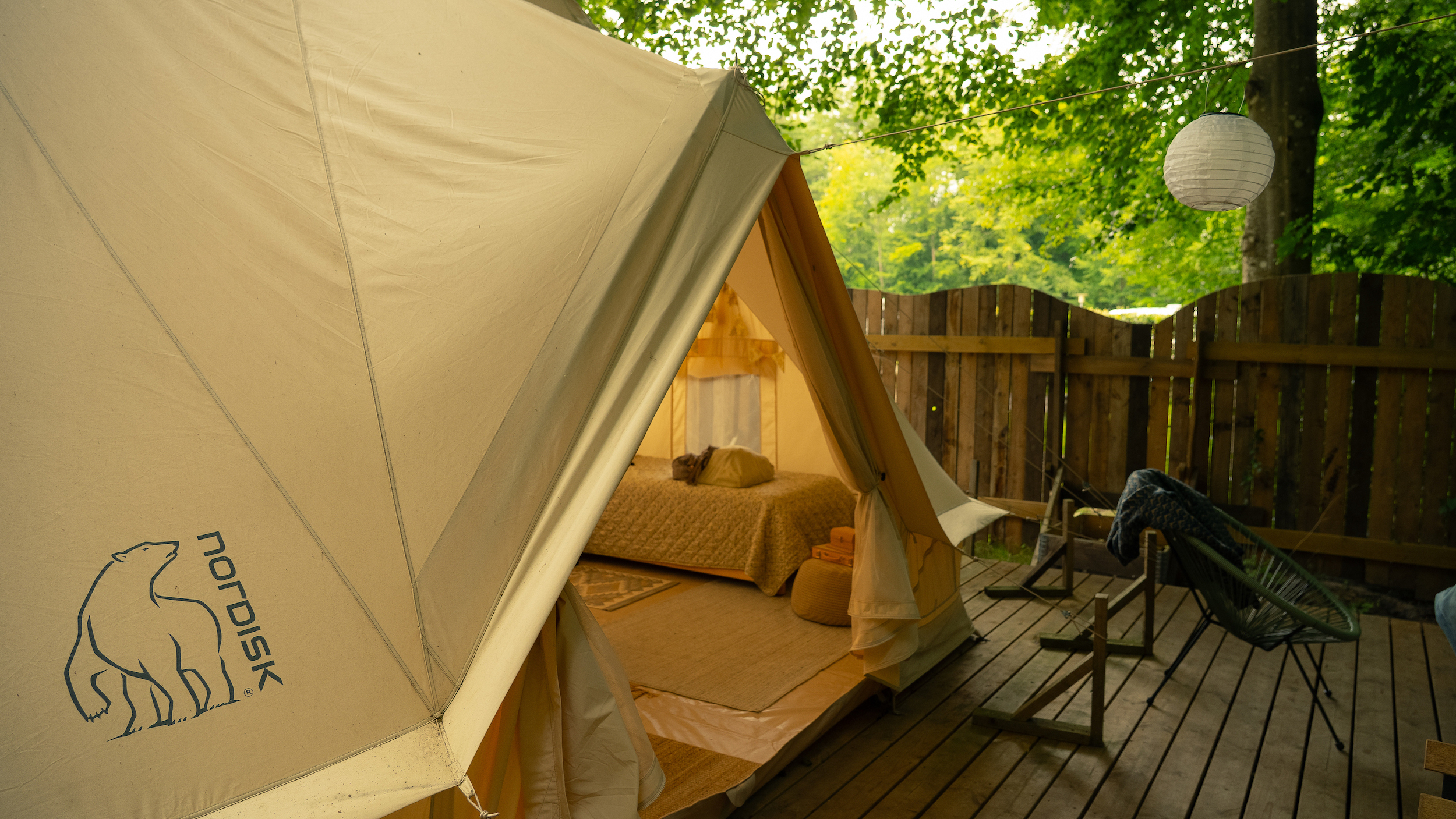 Glampingtelt der er hyggeligt indrettet placeret på stor, privat terrasse. Foto: Amalie Bech-Willumsen